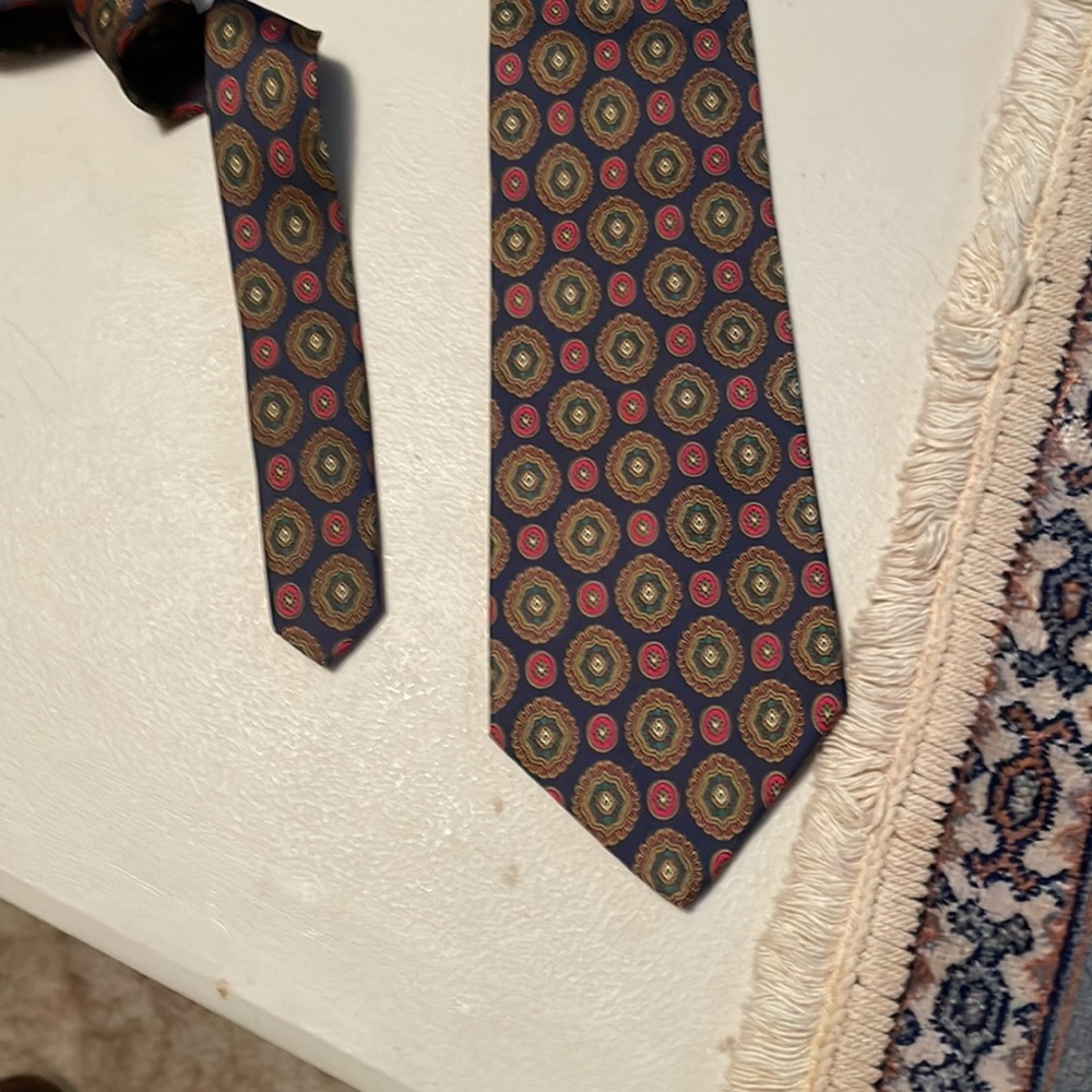 Yves Saint Laurent medallion Foulard 100% silk made in Canada - Picture 2 of 9